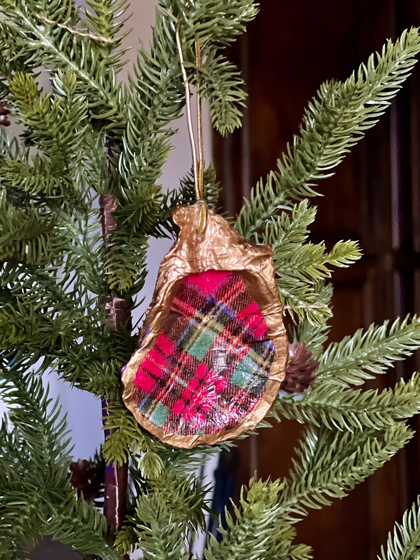 Decoupaged and gilded oyster shell ornament